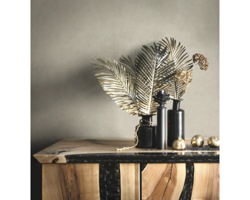 Feuilles et boules décoratives dorées dans des vases noirs sur une commode en bois et résine époxy.