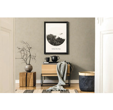 Ambiance d''habitation décorative avec meubles en bois, tapis et tableau mural