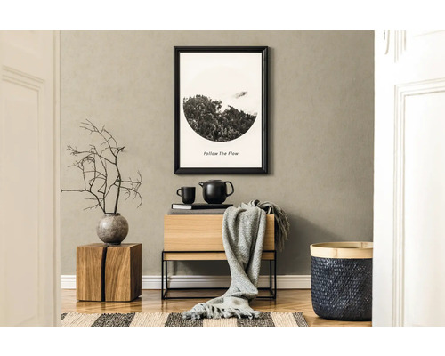 Ambiance d''habitation décorative avec meubles en bois, tapis et tableau mural