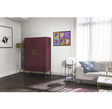 Salon avec armoire rouge, canapé et œuvres d''art au mur