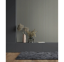 Szene mit Paneelwand, Lowboard, Vasen und Teppich auf Holzboden