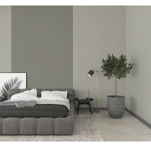Schlafzimmer mit Bett, Nachttisch, Stehlampe und Zimmerpflanze