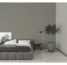 Schlafzimmer mit Bett, Stehlampe, Tisch und Wandpaneelen