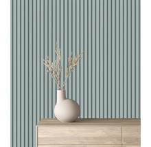 Panneaux muraux décoratifs avec rayures verticales, vase et fleurs séchées sur commode