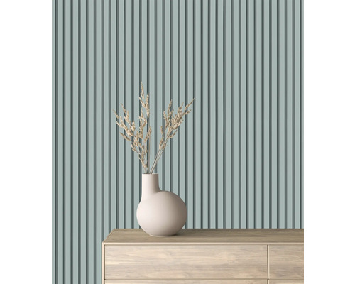 Panneaux muraux décoratifs avec rayures verticales, vase et fleurs séchées sur commode