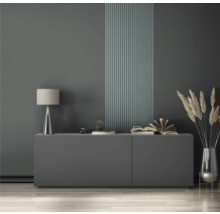 Salon avec buffet, lampe, décorations et panneaux muraux verticaux