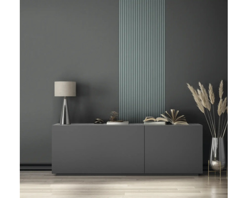 Salon avec buffet, lampe, décorations et panneaux muraux verticaux