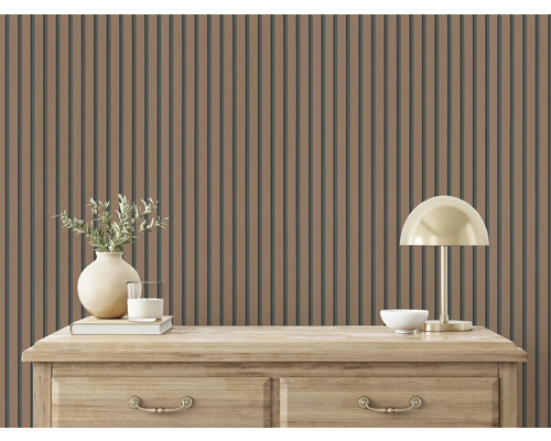 Panneaux muraux en bois derrière une commode avec lampe et décoration