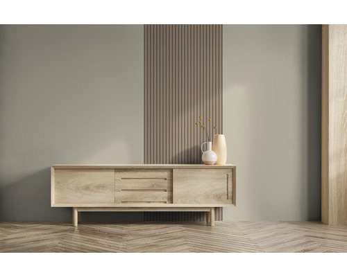 Salon avec commode en bois, lambris mural et parquet