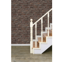 Detailaufnahme einer Treppe vor einer Ziegelwand für Renovierung und Innenausbau