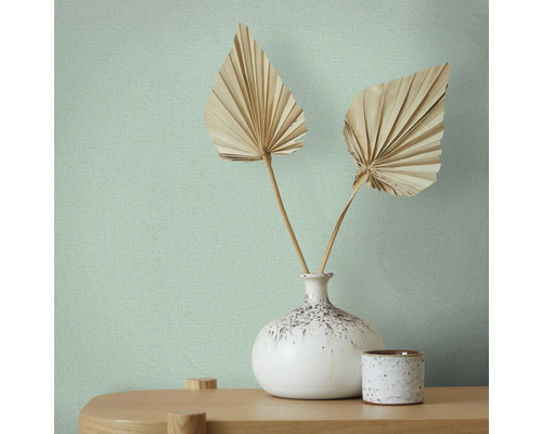 Nahaufnahme einer strukturierten Tapete mit floralem Dekor in einer Vase