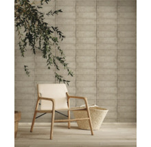 Pièce claire avec revêtement mural décoratif, fauteuil et panier