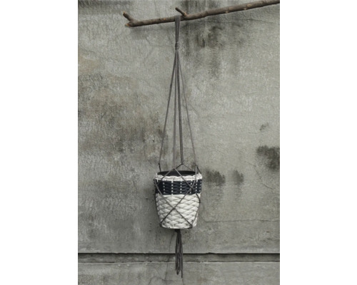 Blumenampel aus geflochtenem Material mit Aufhängung