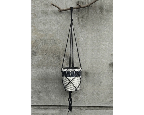 Hängeampel mit geflochtenem Blumentopf an einem Ast