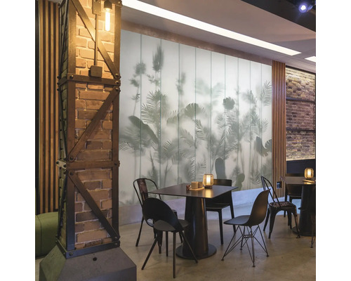 Pièce décorative avec table à manger et mur décoratif avec motif végétal