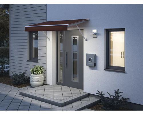 Hausfassade mit Eingangstür, Briefkasten und Vordach