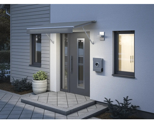 Zone d''entrée d''une maison avec auvent, porte d''entrée, boîte aux lettres et éclairage