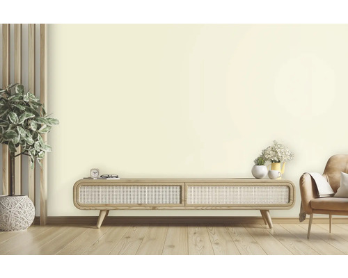 Heller Wohnraum mit Holzfußboden, Sideboard und Dekoration