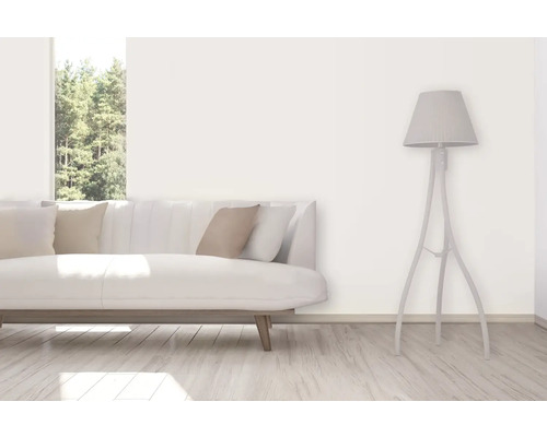 Wohnzimmer mit Sofa, Kissen und Stehlampe