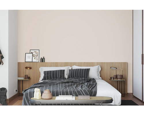 Schlafzimmer mit Bett, Nachttischen und dekorativen Elementen.