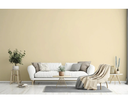 Wohnzimmer mit Sofa, Sessel und Dekoration