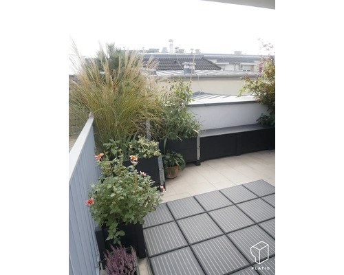 Terrasse mit Pflanzenkästen, Sitzbank und Bodenplatten