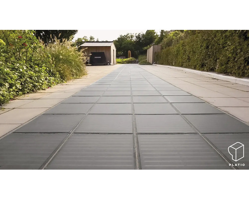 Aussenbereich mit Lichtschachtabdeckung und Pflastersteinen