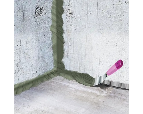 Étanchéité murale avec mastic à joints et spatule