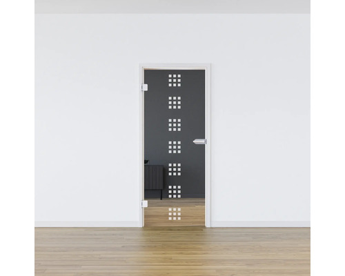Porte intérieure en verre avec motif carré et poignée de porte dans une pièce lumineuse.