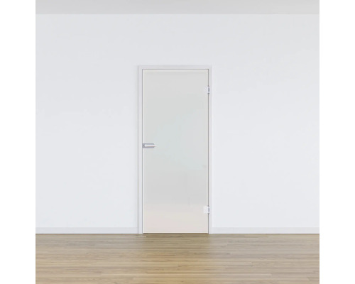 Porte en verre avec ferrures dans une pièce lumineuse