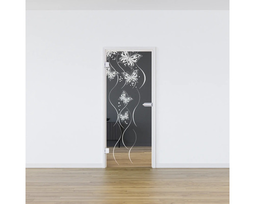 Porte en verre avec motif papillon dans une pièce lumineuse