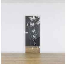 Porte en verre avec motif papillon dans une pièce lumineuse