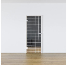 Porte en verre avec motif quadrillé dans une pièce lumineuse