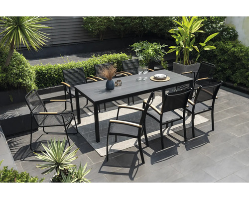 Gartenszene mit Esstisch und acht Stühlen auf einer Terrasse