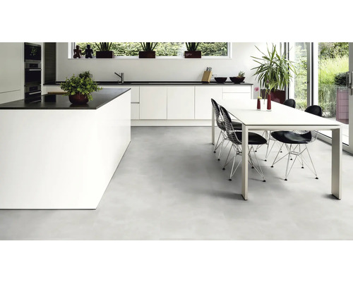 Helle Küche mit Kücheninsel, Esstisch und Bodenbelag