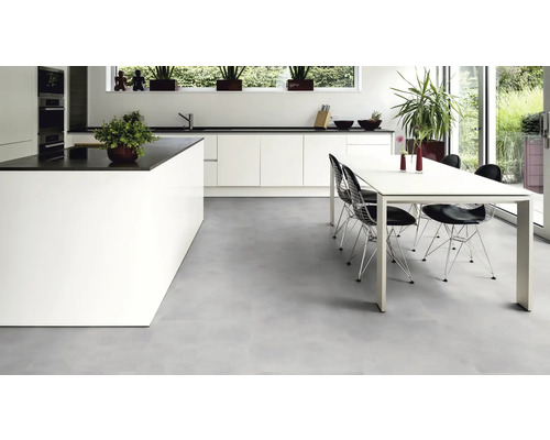 Cuisine lumineuse avec coin repas, équipée d''une table à manger, de chaises et d''un îlot de cuisine