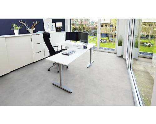 Bureau lumineux avec bureau, chaise de bureau et fenêtre donnant sur le jardin