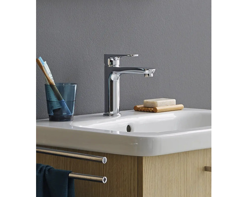 Lavabo de salle de bain avec robinet, savon et brosses à dents