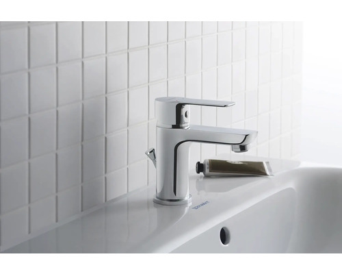 Glänzender Waschtischmischer aus Metall auf einem Waschbecken