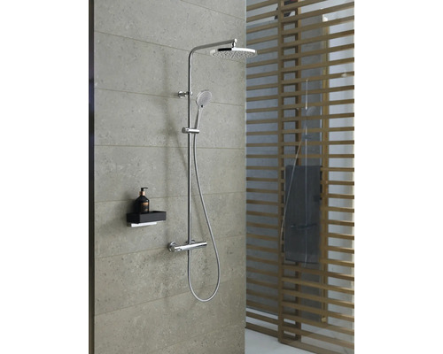 Duschsystem mit Kopfbrause, Handbrause und Thermostatarmatur an grauer Wand