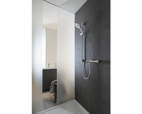 Badezimmer mit Dusche, Mosaikwand und Waschtisch