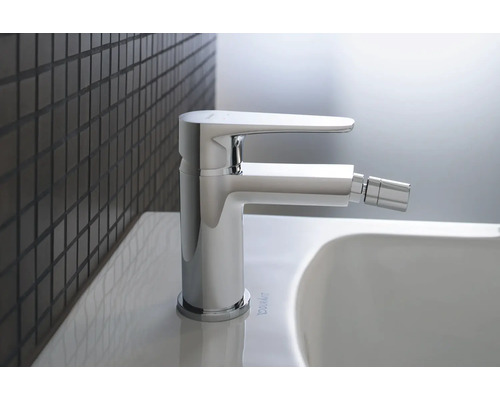 Bidetarmatur aus Metall im Badezimmer