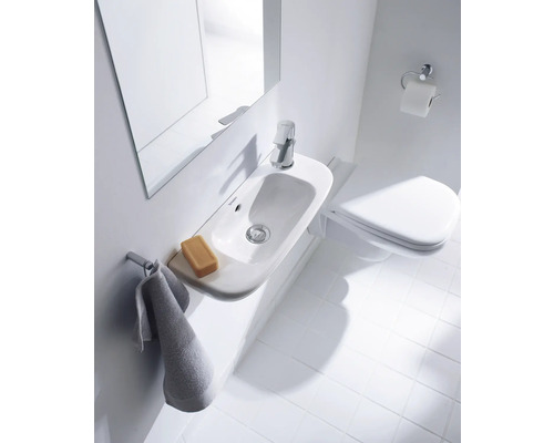 Helles Badezimmer mit Waschbecken, Spiegel und Toilette