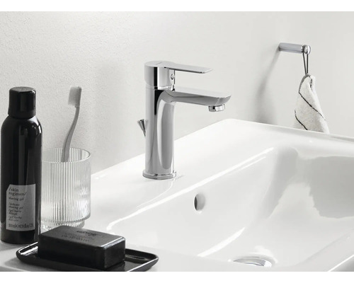 Vue détaillée d''un lavabo avec robinet, savon, gobelet à brosse à dents et porte-serviettes