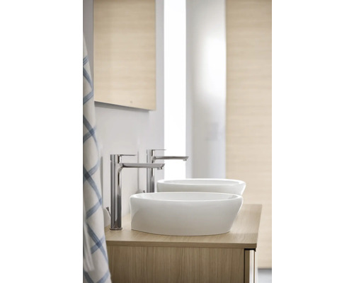 Salle de bains moderne avec deux vasques à poser et robinetterie sur meuble-lavabo