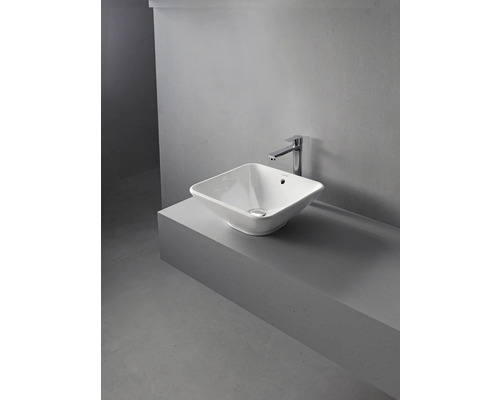 Vasque en céramique avec robinet sur une étagère