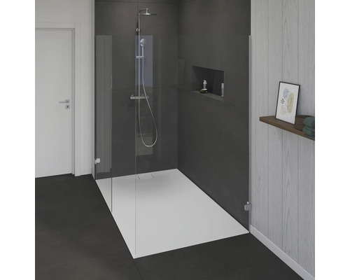 Badezimmer mit bodengleicher Dusche, Duscharmatur und Ablagefach