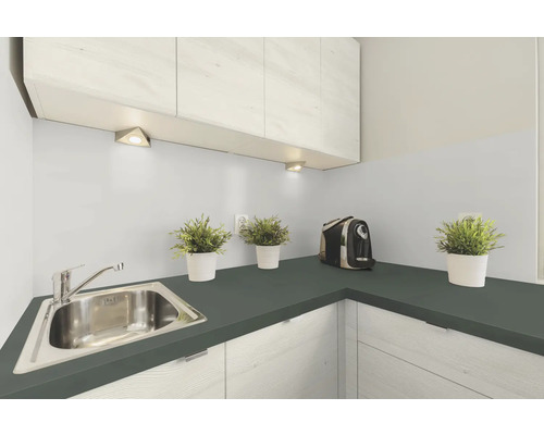 Küchenszene mit Spüle, Arbeitsplatte, Küchenschränken und Beleuchtung