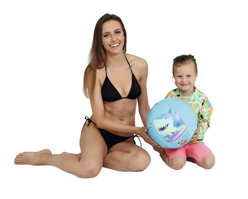 Femme et fille tenant un ballon de plage gonflable