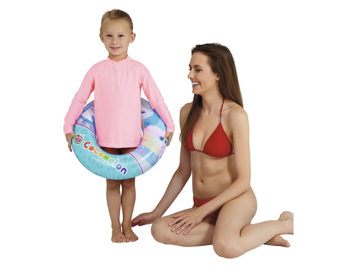 Enfant avec anneau de natation et femme en bikini posant